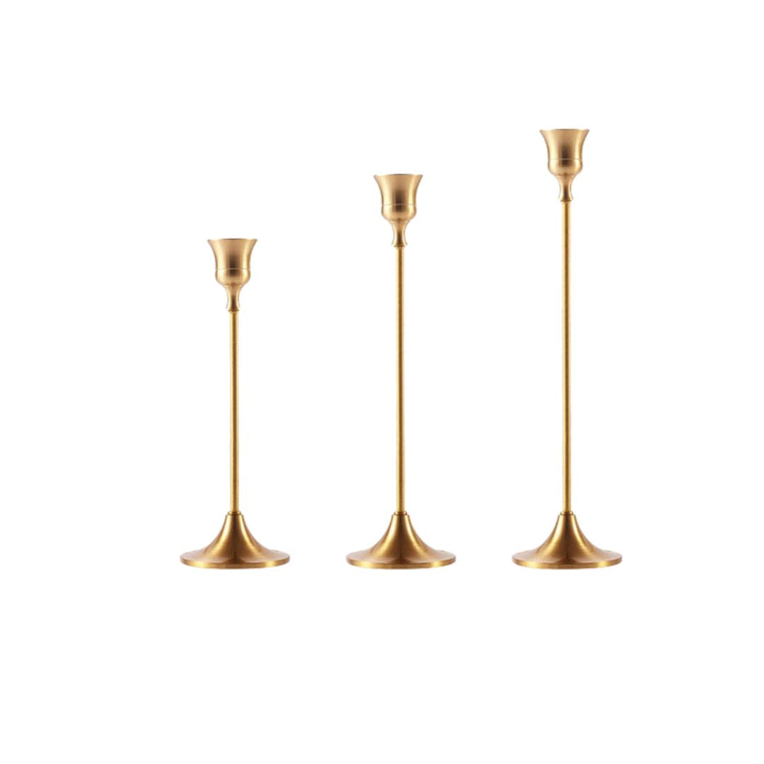 Juego de tres candelabros dorados