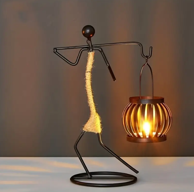 Candelabro decorativo con figura y farol